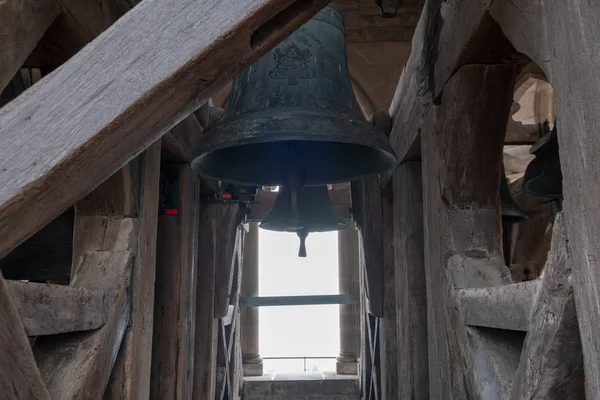 Zvon zvoní ve věži katedrály — Stock fotografie