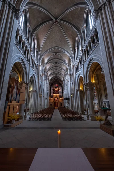 Interieur van een katholieke kathedraal — Stockfoto