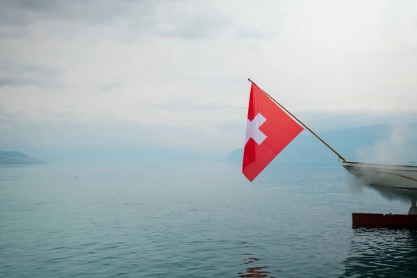 瑞士国旗在船上飘扬 — 图库照片