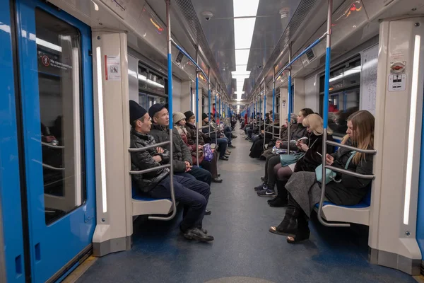 Hay gente en el metro. — Foto de Stock