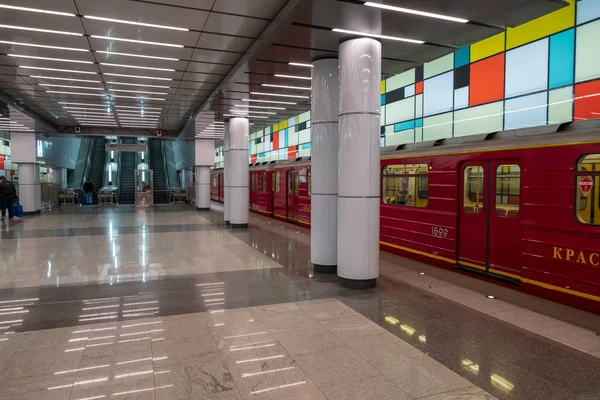 Pendolari che camminano nel transito nella stazione della metropolitana — Foto Stock