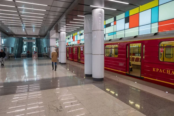 Pendler auf der Durchreise in U-Bahn-Station — Stockfoto