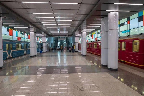 Viajantes caminhando no trânsito na estação de metrô — Fotografia de Stock