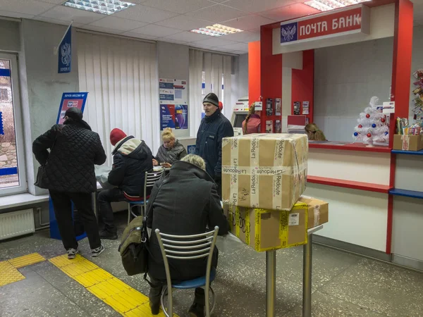 İnsanlar parsel Rus postanede gönderin. — Stok fotoğraf