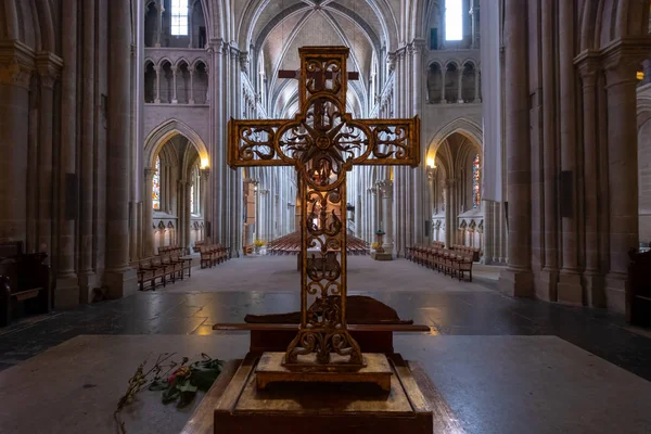 Interieur van een katholieke kathedraal in Lausanne — Stockfoto