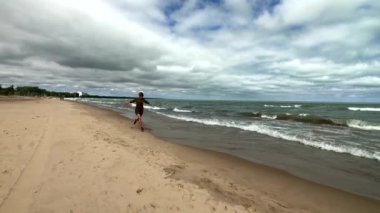 Bir plajda çalışan genç mutlu kadın