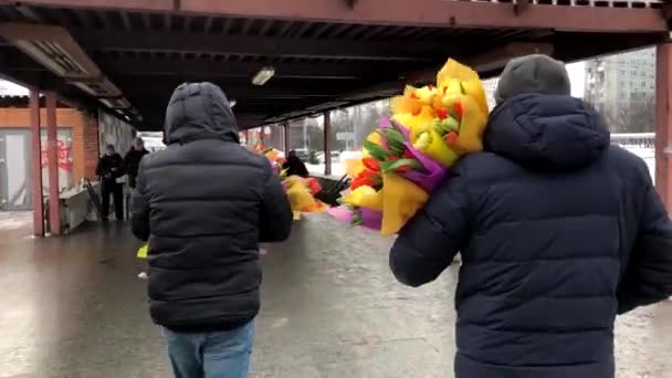 Män köpte en hel del blommor som en gåva för deras kvinnor — Stockvideo