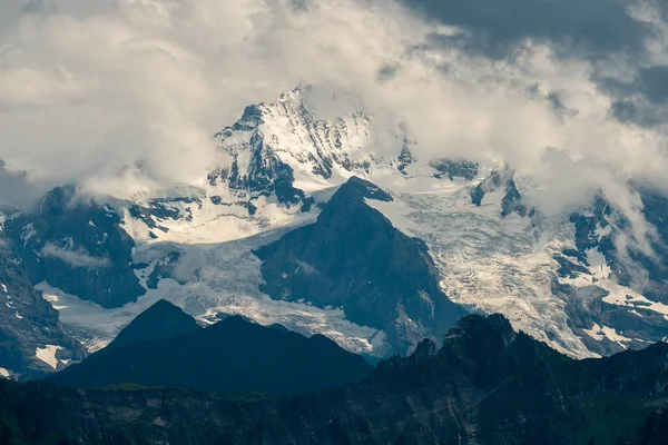 눈 덮힌 산봉우리 — 스톡 사진