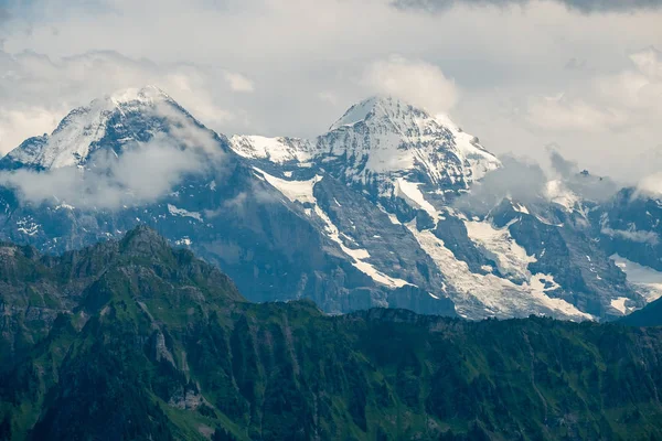 Picos de montaña cubiertos de nieve — Foto de Stock