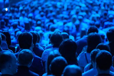 Öğretim görevlisi Konferansı'nda seyirci dinler