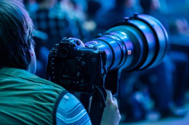 İş yerinde bir telefoto lens ile gazeteci fotoğrafçı