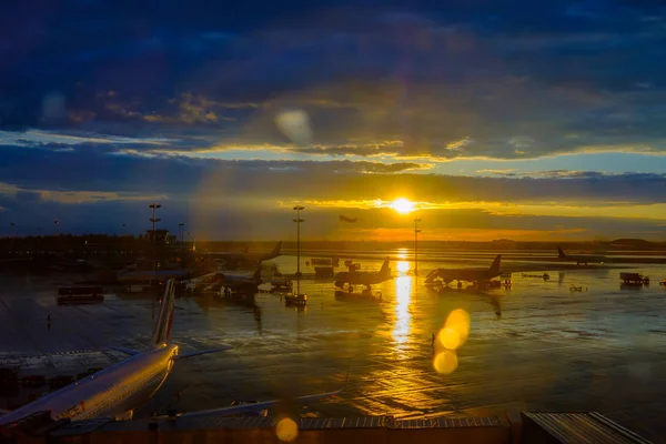 Paisaje del aeropuerto internacional al atardecer — Foto de Stock