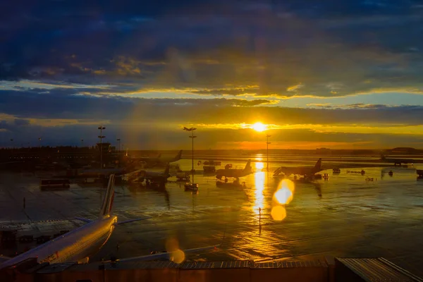 Paisaje del aeropuerto internacional al atardecer — Foto de Stock