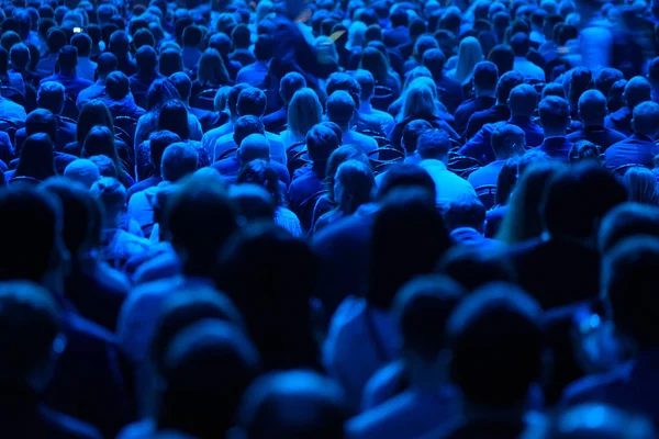 Publikum poslouchá přednášející na konferenci — Stock fotografie