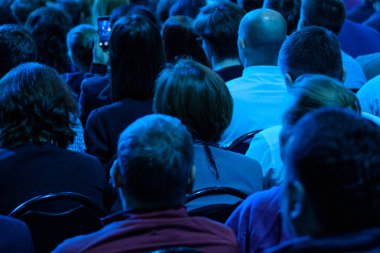 Öğretim görevlisi Konferansı'nda seyirci dinler