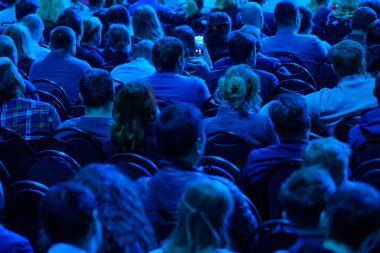 Öğretim görevlisi Konferansı'nda seyirci dinler