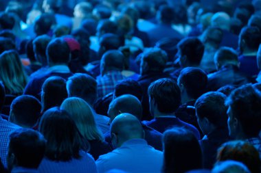 Öğretim görevlisi Konferansı'nda seyirci dinler