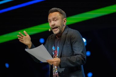 Rus rock müzisyen ünlü Sergey Shnurov iş toplantısında gerçekleştirir.