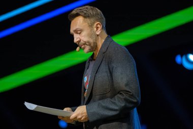 Rus rock müzisyen ünlü Sergey Shnurov iş toplantısında gerçekleştirir.