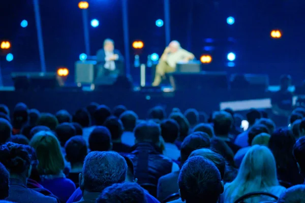 Publiken lyssnar på föreläsare på konferensen — Stockfoto