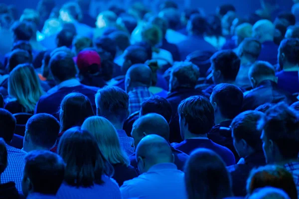 Közönség hallgat a konferencia előadója — Stock Fotó