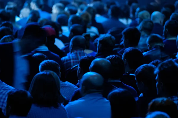 El público escucha al conferenciante en la conferencia — Foto de Stock