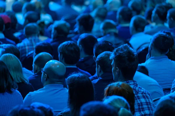 Publiken lyssnar på föreläsare på konferensen — Stockfoto