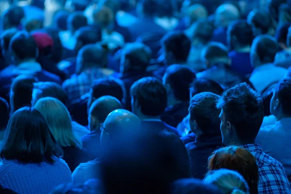 Publiken lyssnar på föreläsare på konferensen — Stockfoto