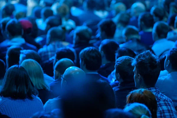 El público escucha al conferenciante en la conferencia — Foto de Stock