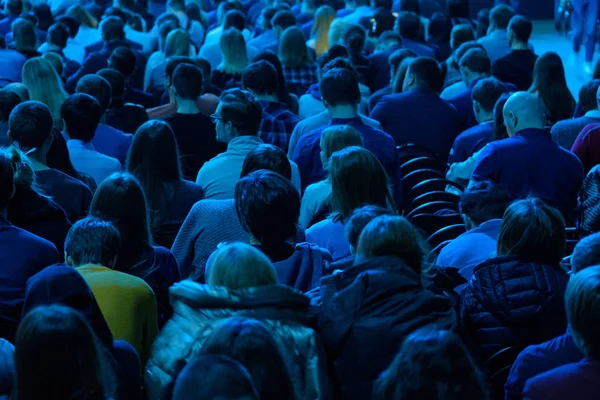 Publiczność słucha wykładowca na konferencji — Zdjęcie stockowe