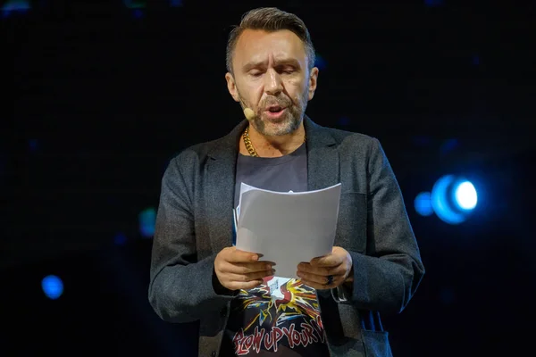 Russian rock musician celebrity Sergey Shnurov performs at the business conference — Stock Photo, Image