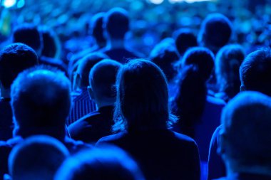 Öğretim görevlisi Konferansı'nda seyirci dinler