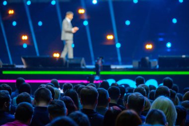 Öğretim görevlisi Konferansı'nda seyirci dinler