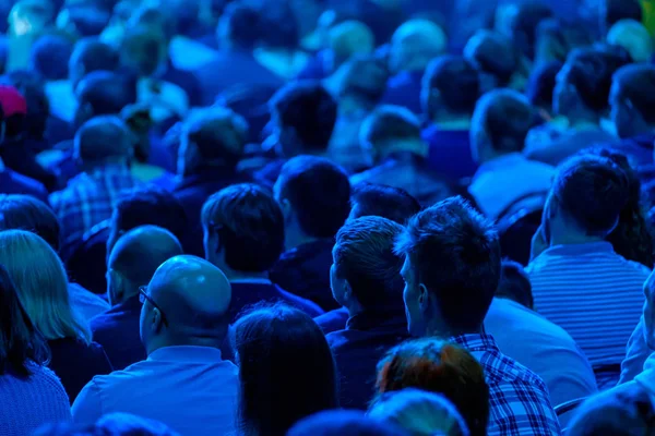 Publikum poslouchá přednášející na konferenci — Stock fotografie