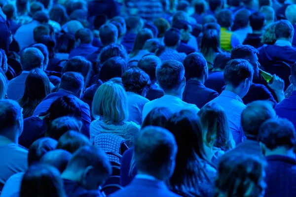 Publiken lyssnar på föreläsare på konferensen — Stockfoto