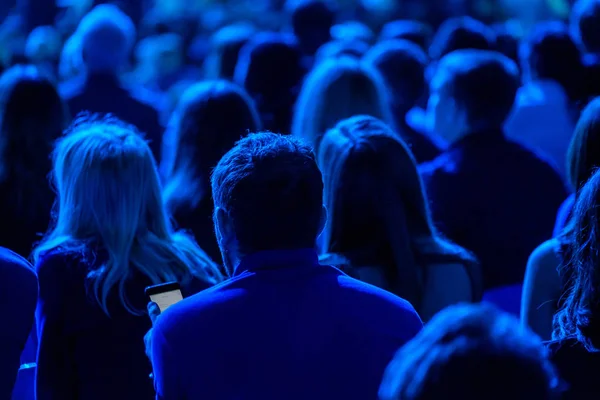 Publikum poslouchá přednášející na konferenci — Stock fotografie