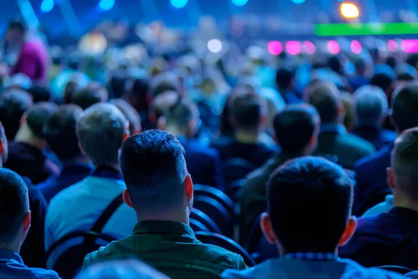 El público escucha al conferenciante en la conferencia — Foto de Stock