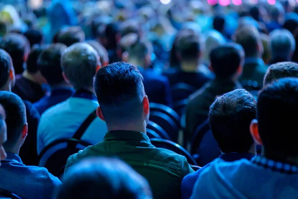 Publiek luistert naar de docent tijdens de conferentie — Stockfoto