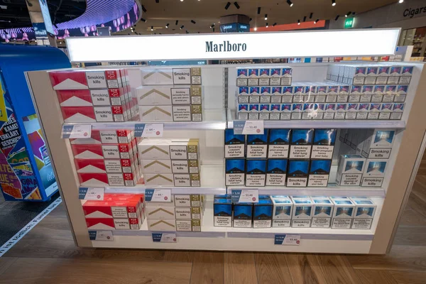 Sigarette in vendita al Duty Free shop — Foto Stock