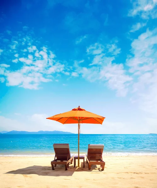 Deux chaises longues sur la plage — Photo