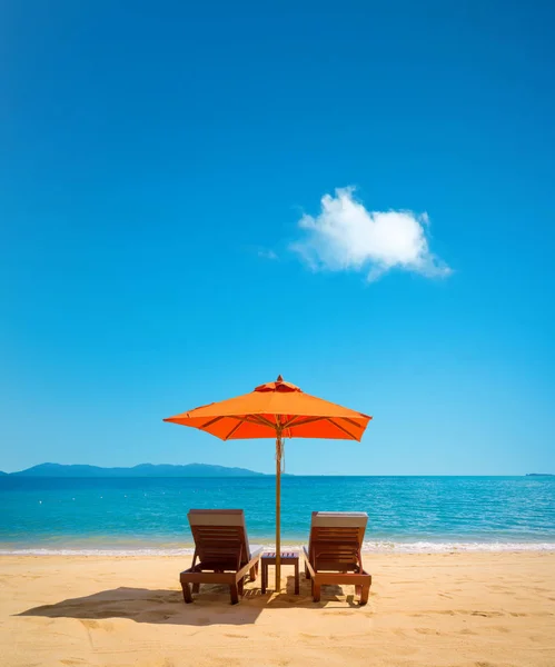 Due Sedie Sdraio Con Ombrellone Spiaggia — Foto Stock