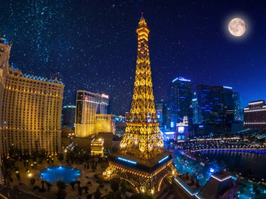 Eyfel Kulesi, geceleri Ballys otelden Paris casino havadan görünümü