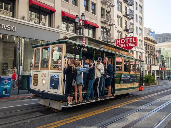 Touristes monter vieux tramway à l'heure du jour — Photo