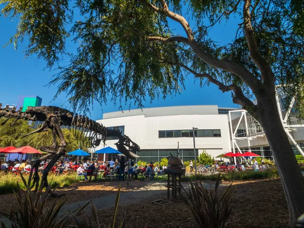 Werknemers die buiten werken op Googleplex headquarters hoofdkantoor — Stockfoto