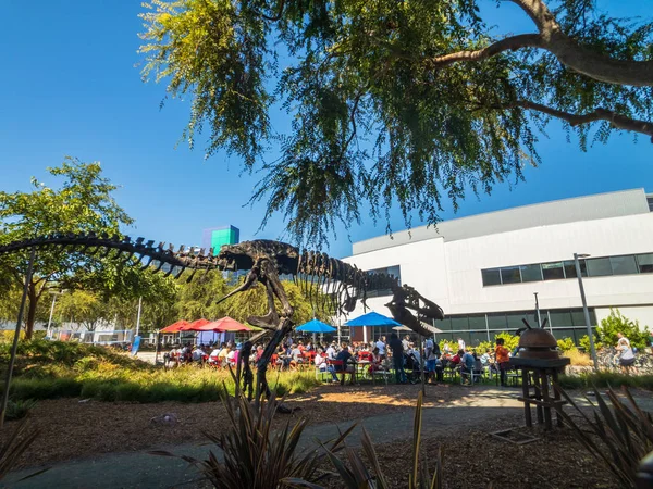 Werknemers die buiten werken op Googleplex headquarters hoofdkantoor — Stockfoto