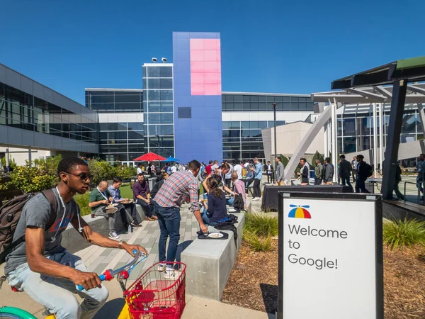 Сотрудники центрального офиса Googleplex работают на открытом воздухе — стоковое фото