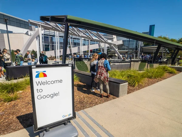 Сотрудники центрального офиса Googleplex работают на открытом воздухе — стоковое фото