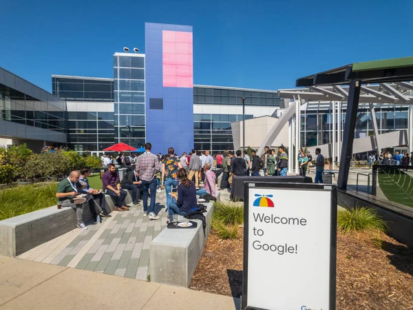 Zaměstnanci, kteří pracují venku v Googleplex velitelství hlavní kancelář — Stock fotografie