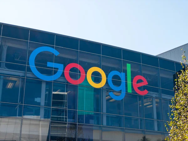 Логотип Google в главном офисе Googleplex — стоковое фото