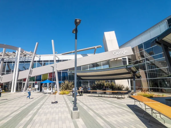 Employés travaillant à l'extérieur au siège social de Googleplex — Photo